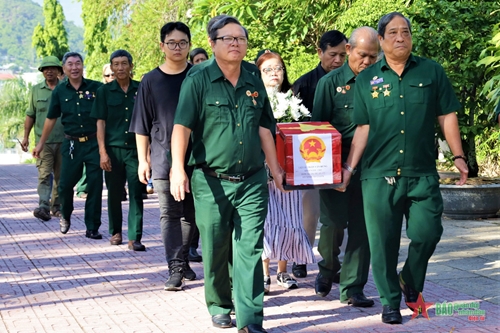 An táng hài cốt liệt sĩ Trần Văn Hùng tại Nghĩa trang liệt sĩ Hòn Dung, TP Nha Trang